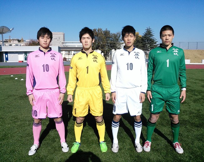日大藤沢サッカー部のホームユニフォーム長袖になります。